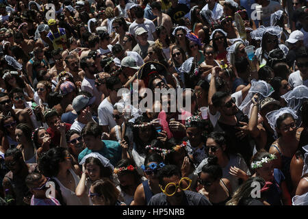 Sao Paulo, Brasile. 18 Febbraio, 2017. I festaioli partecipare alla sfilata di pre-Carnevale chiamato 'Marry Me' in Sao Paulo, Brasile, nel febbraio 18, 2017. Credito: Rahel Patrasso/Xinhua/Alamy Live News Foto Stock