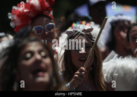 Sao Paulo, Brasile. 18 Febbraio, 2017. I festaioli partecipare alla sfilata di pre-Carnevale chiamato 'Marry Me' in Sao Paulo, Brasile, nel febbraio 18, 2017. Credito: Rahel Patrasso/Xinhua/Alamy Live News Foto Stock