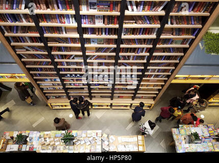 Hefei, cinese della provincia di Anhui. 18 Febbraio, 2017. La gente di leggere libri di Xinhua bookstore di Hefei, a est della capitale cinese della provincia di Anhui, Feb 18, 2017. Credito: Guo Chen/Xinhua/Alamy Live News Foto Stock