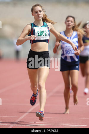 Cape Town, Sud Africa. 18 Febbraio, 2017. Camryn Mearns di Stellenberg High School vince le ragazze sotto i 18 800m durante la seconda WP lega atletica via e il campo incontro a Parow pista atletica il 18 febbraio 2017 a Cape Town, Sud Africa. Foto di Roger Sedres/Gallo Immagini/Alamy Live News Foto Stock