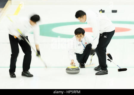 Hokkaido, Giappone. 18 Febbraio, 2017. Yusuke Morozumi (JPN) Curling : uomini Round Robin match tra Giappone - Taiwan durante il 2017 Sapporo dei Giochi Invernali Asiatici a Sapporo Curling Stadium di Hokkaido, Giappone . Credito: Giovanni Osada AFLO/sport/Alamy Live News Foto Stock