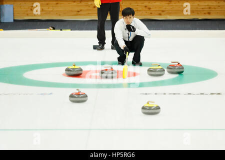 Hokkaido, Giappone. 18 Febbraio, 2017. Yusuke Morozumi (JPN) Curling : uomini Round Robin match tra Giappone - Taiwan durante il 2017 Sapporo dei Giochi Invernali Asiatici a Sapporo Curling Stadium di Hokkaido, Giappone . Credito: Giovanni Osada AFLO/sport/Alamy Live News Foto Stock