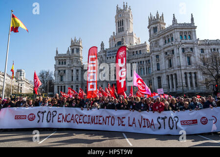 Madrid, Spagna. 19 Feb, 2017. Banner principale di una dimostrazione contro l'aumento del costo della vita chiamati dai sindacati, Banner legge 'Stop ad alto costo della vita " Credito: Marcos del Mazo/Alamy Live News Foto Stock