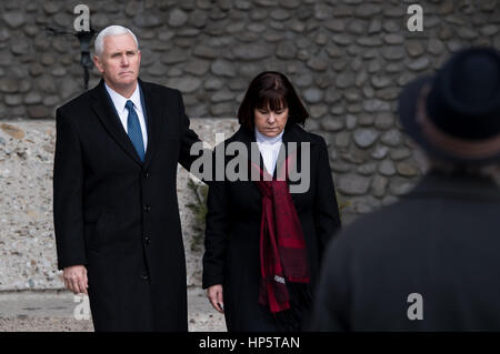 Dachau, Germania. 19 Feb, 2017. Noi Vice Presidente Mike pence (L) e sua moglie Karen pence (C) visita il campo di concentramento di Dachau Memorial a Dachau, Germania, 19 febbraio 2017. Foto: Sven Hoppe/dpa/Alamy Live News Foto Stock