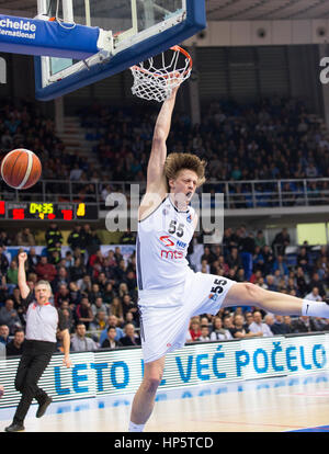 Nis, Serbia. Xviii Febbraio, 2017: Uros Lukovic di NIS Partizan Belgrado in azione durante il 2016/2017 Radivoj Korac Cup Semifinal gioco tra Mega Lek Sremska Mitrovica e NIS Partizan Belgrado a Cair Hall il 18 febbraio 2017 in Nis, Serbia. © Nikola Krstic/Alamy Live News Foto Stock