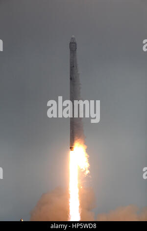 Cape Canaveral, STATI UNITI D'AMERICA. 19 Feb, 2017. La SpaceX Falcon 9 con successo a razzo si solleva portando un drago di veicolo spaziale di rifornimento per la Stazione Spaziale Internazionale dal Kennedy Space Center complessi di lancio 39A Febbraio 19, 2017 a Cape Canaveral, in Florida. Questo è decimo di rialimentazione commerciale servizi mission da SpaceX alla Stazione spaziale internazionale e la prima a lanciare dallo storico centro spaziale Kennedy pad 39A. Credito: Planetpix/Alamy Live News Foto Stock