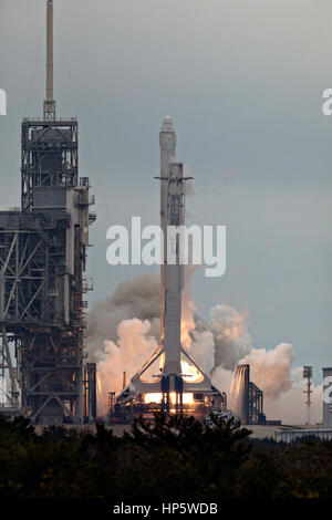 Cape Canaveral, STATI UNITI D'AMERICA. 19 Feb, 2017. La SpaceX Falcon 9 con successo a razzo si solleva portando un drago di veicolo spaziale di rifornimento per la Stazione Spaziale Internazionale dal Kennedy Space Center complessi di lancio 39A Febbraio 19, 2017 a Cape Canaveral, in Florida. Questo è decimo di rialimentazione commerciale servizi mission da SpaceX alla Stazione spaziale internazionale e la prima a lanciare dallo storico centro spaziale Kennedy pad 39A. Credito: Planetpix/Alamy Live News Foto Stock