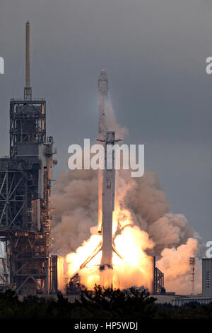 Cape Canaveral, STATI UNITI D'AMERICA. 19 Feb, 2017. La SpaceX Falcon 9 con successo a razzo si solleva portando un drago di veicolo spaziale di rifornimento per la Stazione Spaziale Internazionale dal Kennedy Space Center complessi di lancio 39A Febbraio 19, 2017 a Cape Canaveral, in Florida. Questo è decimo di rialimentazione commerciale servizi mission da SpaceX alla Stazione spaziale internazionale e la prima a lanciare dallo storico centro spaziale Kennedy pad 39A. Credito: Planetpix/Alamy Live News Foto Stock