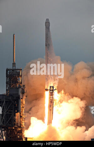 Cape Canaveral, STATI UNITI D'AMERICA. 19 Feb, 2017. La SpaceX Falcon 9 con successo a razzo si solleva portando un drago di veicolo spaziale di rifornimento per la Stazione Spaziale Internazionale dal Kennedy Space Center complessi di lancio 39A Febbraio 19, 2017 a Cape Canaveral, in Florida. Questo è decimo di rialimentazione commerciale servizi mission da SpaceX alla Stazione spaziale internazionale e la prima a lanciare dallo storico centro spaziale Kennedy pad 39A. Credito: Planetpix/Alamy Live News Foto Stock