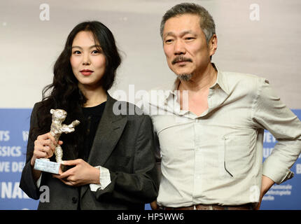 Berlino, Germania. 18 Febbraio, 2017. Direttore sudcoreana Hong Sang-soo e attrice Minhee Kim, che ha ricevuto l'Orso d'argento award per il film 'sulla spiaggia di notte da soli", fotografata durante la conferenza stampa dopo il premio cremony al 67th International Festival del Cinema di Berlino a Berlino, Germania, 18 febbraio 2017. 18 film ran al concorso della Berlinale film festival. Foto: Gregor Fischer/dpa/Alamy Live News Foto Stock