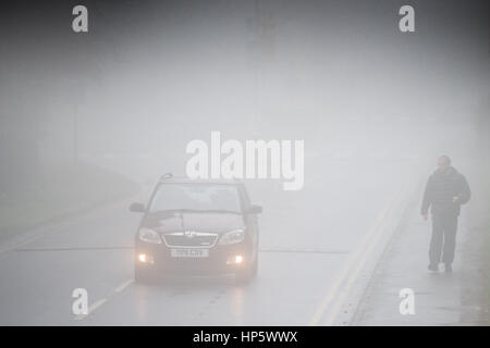 Aberystwyth Wales UK, domenica 19 Feb 2017 UK Meteo: nebbia fitta nebbia e le buste del campus di Aberystwyth university come il tempo diventa mite e umido nella parte occidentale del Galles UK foto © Keith Morris / Alamy Live news Foto Stock