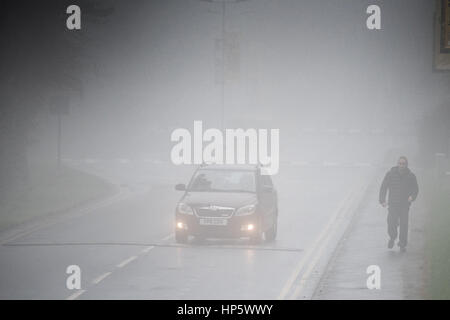 Aberystwyth Wales UK, domenica 19 Feb 2017 UK Meteo: nebbia fitta nebbia e le buste del campus di Aberystwyth university come il tempo diventa mite e umido nella parte occidentale del Galles UK foto © Keith Morris / Alamy Live news Foto Stock