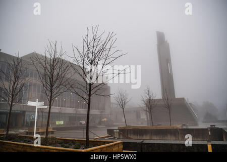 Aberystwyth Wales UK, domenica 19 Feb 2017 UK Meteo: nebbia fitta nebbia e le buste del campus di Aberystwyth university come il tempo diventa mite e umido nella parte occidentale del Galles UK foto © Keith Morris / Alamy Live news Foto Stock