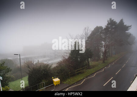 Aberystwyth Wales UK, domenica 19 Feb 2017 UK Meteo: nebbia fitta nebbia e le buste del campus di Aberystwyth university come il tempo diventa mite e umido nella parte occidentale del Galles UK foto © Keith Morris / Alamy Live news Foto Stock