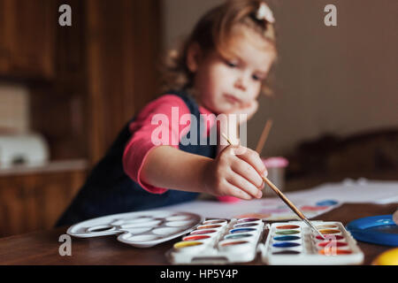 Carino felice bambina, adorabile preschooler, pittura con wate Foto Stock