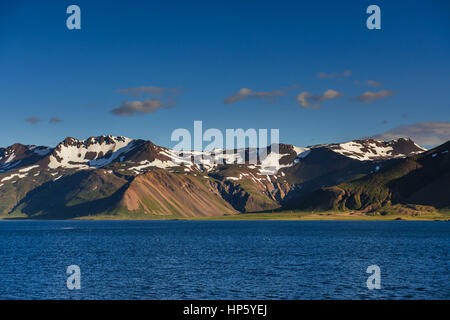 I pittoreschi paesaggi di foreste e montagne Islanda Foto Stock