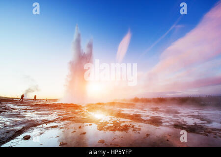Fantastico tramonto Strokkur geyser eruzione in Islanda. Foto Stock