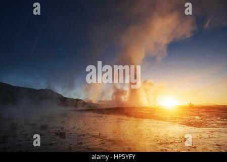 Fantastico tramonto Strokkur geyser eruzione in Islanda Foto Stock