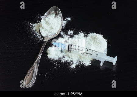 Uso di droga, dipendenza e abuso di sostanze concetto - Chiusura del cucchiaio siringa con cocaina crack dose Foto Stock