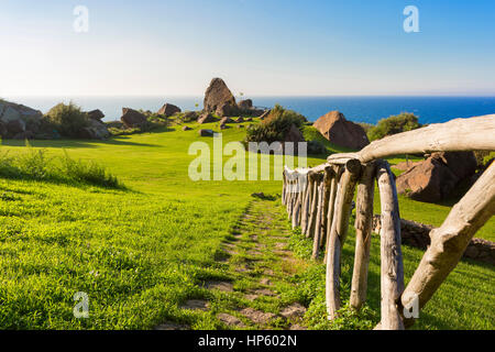 Il giardino del castello al sunsut si affacciano sul mar mediterraneo Castelsardo, Sassari, Golfo dell Asinara, Sardegna Italia Foto Stock