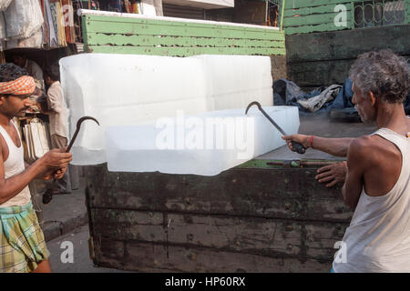 Enormi blocchi di ghiaccio,,essendo,trasportati,oltre,sudicia,pavimento,a,Hogg mercato,Kolkata,Calcutta,West Bengal,West Bengala,,l'India,Indian,Asia,asiatica, Foto Stock