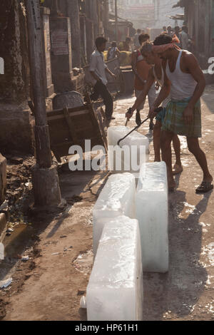 Enormi blocchi di ghiaccio,,essendo,trasportati,oltre,sudicia,pavimento,a,Hogg mercato,Kolkata,Calcutta,West Bengal,West Bengala,,l'India,Indian,Asia,asiatica, Foto Stock