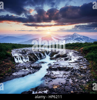 I pittoreschi paesaggi di foreste e montagne Islanda Foto Stock