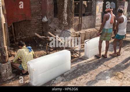 Enormi blocchi di ghiaccio,,essendo,trasportati,oltre,sudicia,pavimento,a,Hogg mercato,Kolkata,Calcutta,West Bengal,West Bengala,,l'India,Indian,Asia,asiatica, Foto Stock