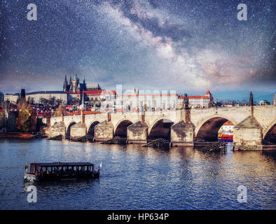 Fantastica vista sul Ponte Carlo. La bellezza del cielo. Cz Foto Stock