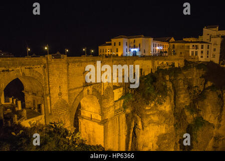 Vista notturna di Ronda con ponte storico in pietra, Andalusia, Spagna Foto Stock