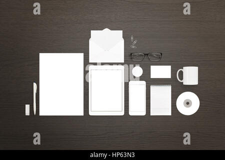 Il Branding, identità e articoli di cartoleria mockup per design presentazione. Carta, tablet, smart phone, penna, Busta, mug, business card, badge pin, cd, pad, g Foto Stock