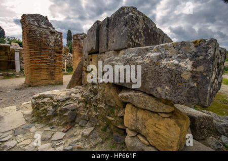 Odeon antico con iscrizioni di Legge codici sulle pietre in Gortyn. Messara pianura, Creta, Grecia. Gortyn, Gortys o ' Gortina è un archeologiche Foto Stock