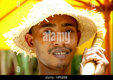 Il creolo lavoratori, cappello per il sole, cappello di paglia, canna da zucchero, giallo Caudan Waterfront in porto capitale Port Louis, Mauritius, Caudan Waterfront, lavoratore Foto Stock