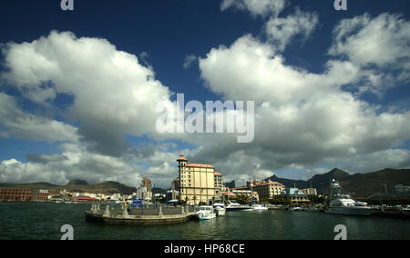 Caudan Waterfront nel porto della capitale Port Louis, il bianco delle nuvole, cielo blu, Mauritius, Foto Stock