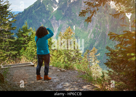 Viaggi fotografo scatta foto outddors nel paesaggio di montagna dello sfondo. Donna escursionismo su Alaska natura paesaggio Foto Stock