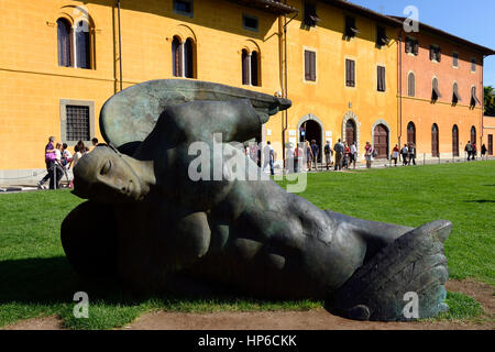 Icaro caduto, Icaro caduto, arte, Installazio, artista polacco Igor Mitoraj, Museo dell'Opera del Duomo di Pisa, Toscana, Italia, RM Mondo Foto Stock