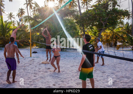 Giocando a pallavolo in spiaggia Bibijagua, Punta Cana Repubblica Dominicana Foto Stock