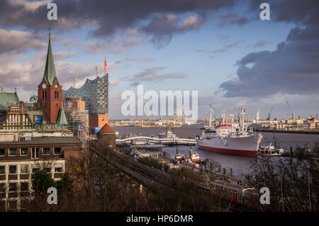 Vista del porto di Amburgo con Elba Philamonic Hall Foto Stock