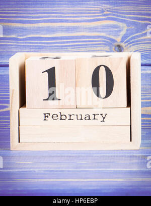 Febbraio 10th. Data di 10 Febbraio sul cubo di legno calendario, scheda viola come sfondo Foto Stock