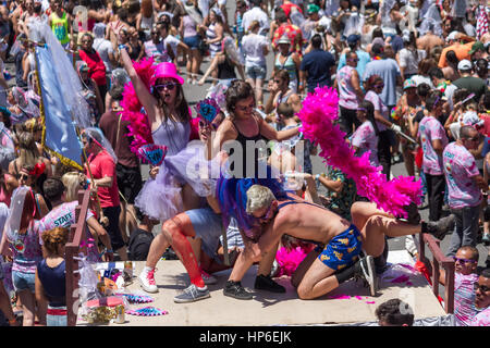 Sao Paulo, Brasile. 18 Febbraio, 2017. Ragazzi e ragazze di partecipare al Carnevale blocco denominato Casa Comme, che sfila per Faria Lima Avenue, in Sao Paulo, portando molte persone vestite per le strade della città. Credito: Marivaldo Oliveira/Pacific Press/Alamy Live News Foto Stock