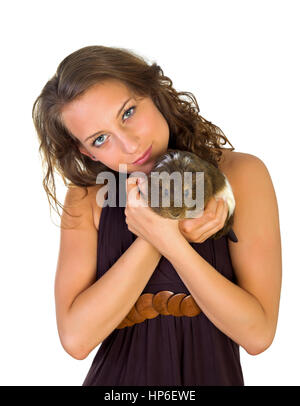 Giovane e bella ragazza con una cavia nelle sue mani Foto Stock