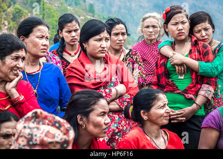 Donne che partecipano ad un incontro comunitario per discutere, tra gli altri, la gestione delle risorse idriche nel villaggio di Chandani Mandan, Kavrepalanchok, Nepal. Foto Stock