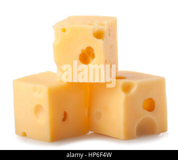 Tre cubetti di formaggio con grandi fori isolati su sfondo bianco. Cumulo di maasdam pezzi Foto Stock