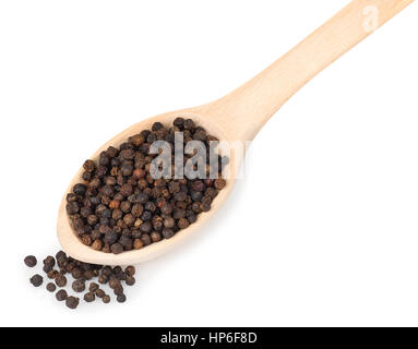 Primo piano di pepe nero in grani sul cucchiaio di legno. Pala di legno con peppe nero. Pepe nero Foto Stock