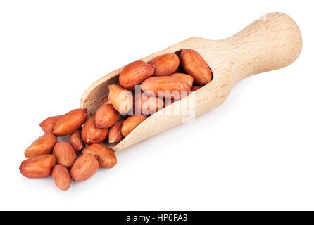 Peanut nel convogliatore di legno isolato su sfondo bianco. Materie arachidi in cucchiaio di legno su sfondo bianco Foto Stock