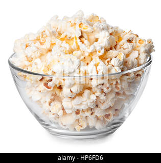 Vaso di vetro pieno di popcorn isolati su sfondo bianco. Popcorn. Ciotola di fresh popped popcorn. Ciotola di pop-corn Foto Stock