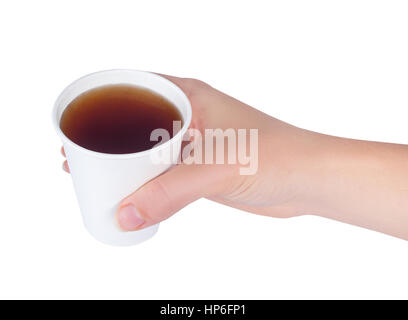 Mano azienda libro bianco tazza di tè isolati su sfondo bianco. La donna tiene una tazza monouso su sfondo bianco. La femmina mano con bicchiere di carta Foto Stock