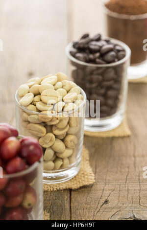 Close-up chicco di caffè su uno sfondo di legno Foto Stock