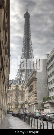 La torre Eiffel visto da una strada di Parigi in un nebbioso giorno di inverno Foto Stock