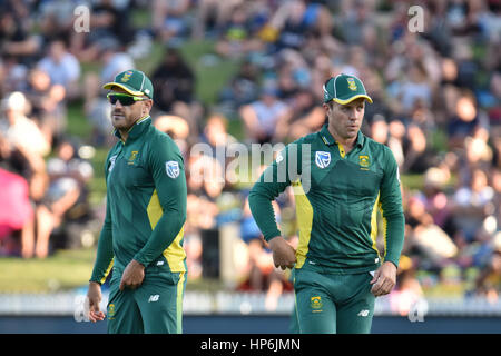 Hamilton, la Nuova Zelanda. 19 Feb, 2017. AB de Villiers (R) e Faf du Plsssis (L) del Sud Africa e durante la partita internazionale tra la Nuova Zelanda e il Sud Africa in Hamilton in Nuova Zelanda. Credito: Shirley Kwok/Pacific Press/Alamy Live News Foto Stock